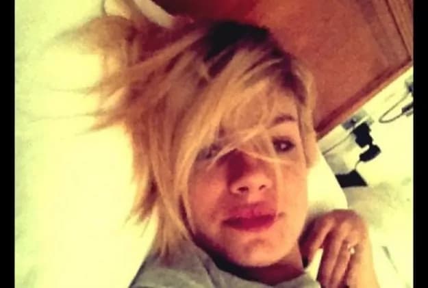 Selfie: la moda delle star di fotografarsi a letto