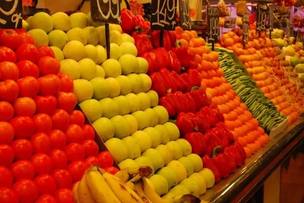 Sorpreso mentre ruba frutta, morde orecchio del negoziante
