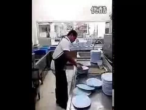Lava 50 piatti in 10 secondi (VIDEO)
