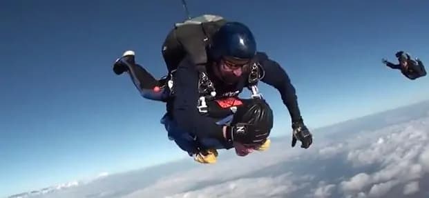 Compie 100 anni e festeggia lanciandosi col paracadute [VIDEO]