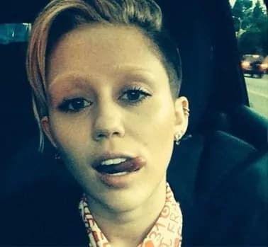 Miley Cyrus si toglie le sopracciglia