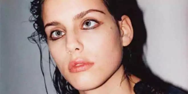 Moffy, la modella strabica che sfida il mondo della moda [FOTO]