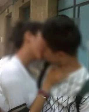 In carcere per un bacio, il web si mobilita: #NadorKiss