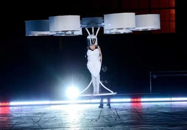 Il primo abito “volante” indossato da Lady Gaga [FOTO e VIDEO]