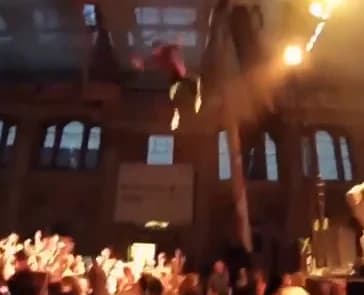Rapper si tuffa dal palco, il pubblico non lo prende [VIDEO SHOCK]