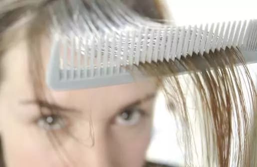 Come contrastare la comparsa dei primi capelli bianchi con rimedi al 100% naturali