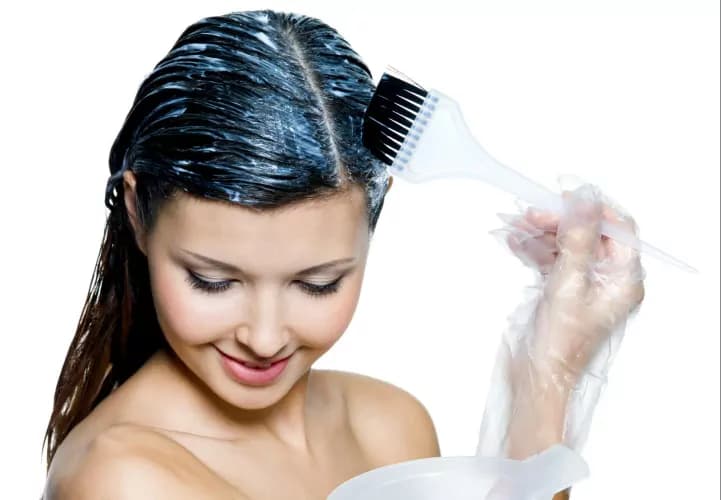 Tumori, l’esperto: tinta ai capelli non più di 6 volte l’anno