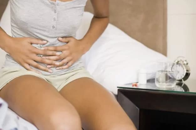 Mal di pancia: cause, rimedi naturali e farmacologici per alleviarne i sintomi
