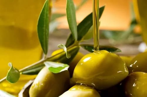 Olio extravergine d’oliva: il prezioso alleato quotidiano della nostra bellezza