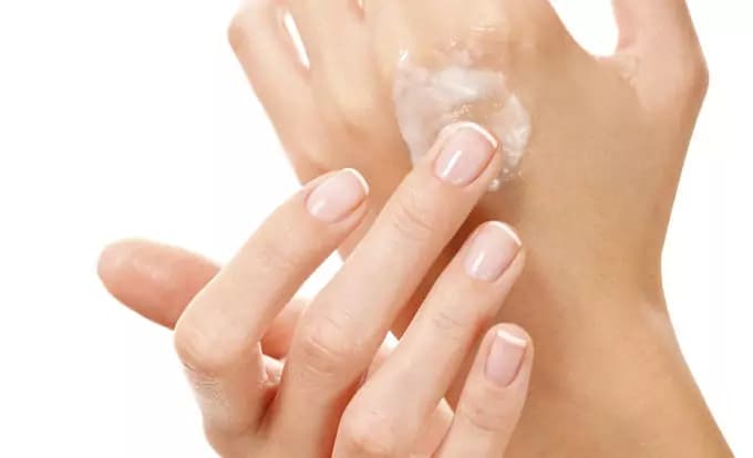 Rimedi naturali e consigli per curare le unghie sfaldate e fragili