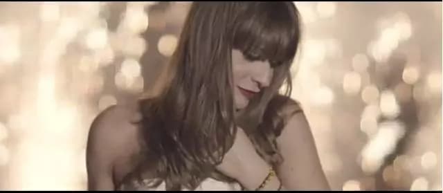 Alessandra Amoroso: è uscito il videoclip ufficiale di “Fuoco d’artificio” (VIDEO)