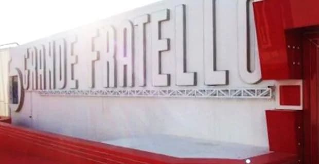 Bruciata a Cinecittà la casa del Grande Fratello (FOTO)