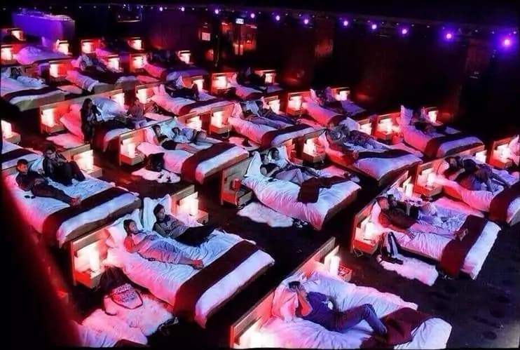 Cinema da sogno: letti al posto di poltrone