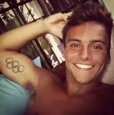 Tom Daley il campione britannico di tuffi fa outing: “esco con un uomo e non potrei essere più felice”