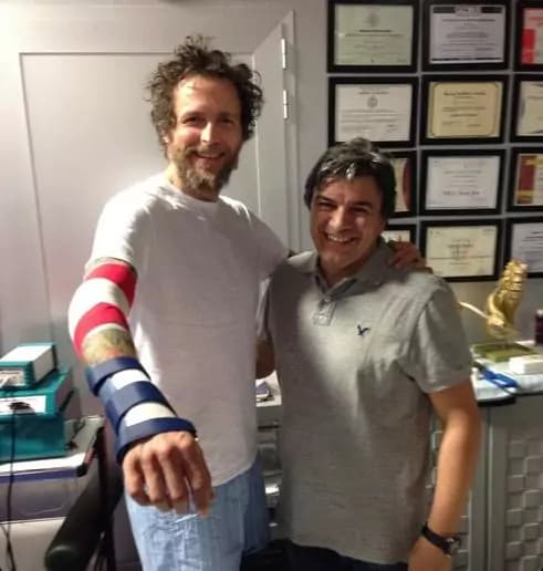 Natale col polso rotto per Jovanotti