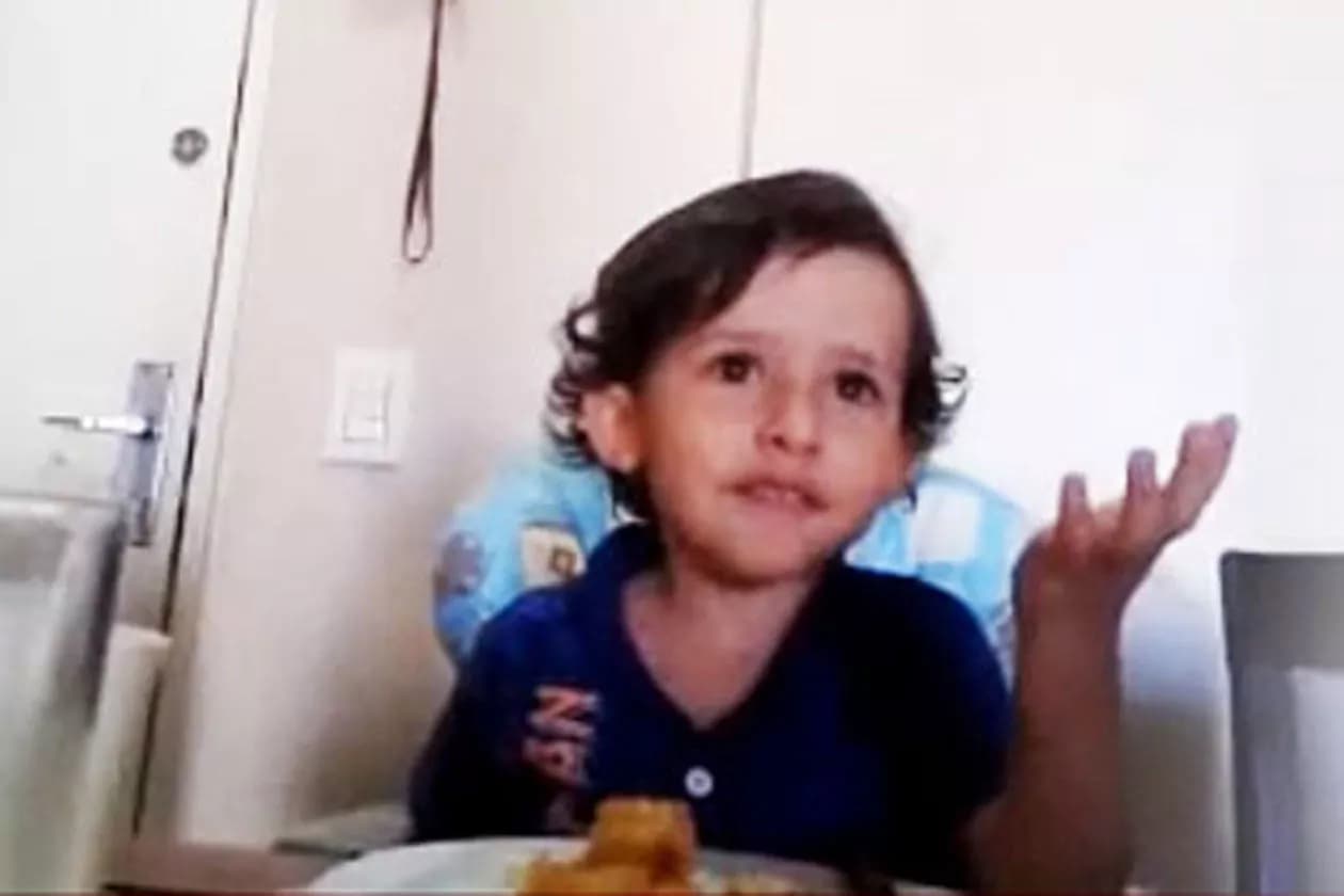 Il commovente video del bambino che non vuole mangiare il polipo: “Ma sono animali! Perchè?”