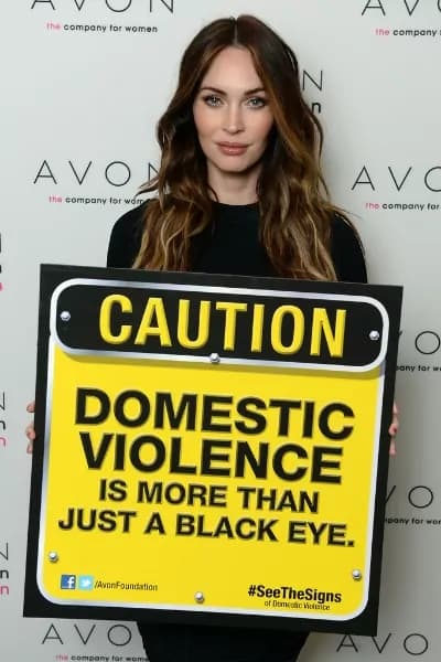 Megan Fox col pancione per “Avon Foundation for Women”