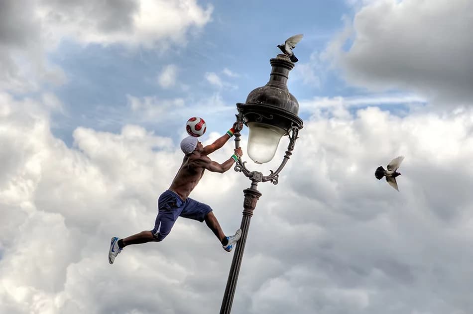 Iya Traorè: il freestyler che riesce a fare l’impossibile con un pallone da calcio (VIDEO)
