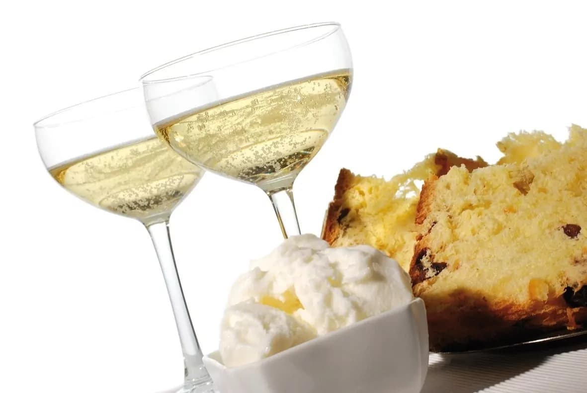 Sconti: panettoni e spumanti preferiti a vestiti e scarpe