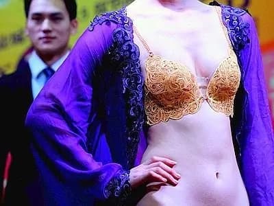 Lingerie d’oro: slip e reggiseno valgono centinaia di migliaia di euro [FOTO]