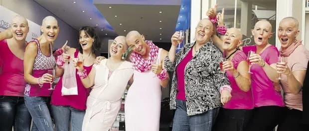 Gerdi ha il cancro, le sue amiche si rasano i capelli per solidarietà [VIDEO]
