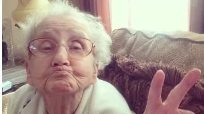 Nonnina di 80 anni ha 315mila followers su Instagram grazie ai suoi selfie e ai simpatici video [FOTO e VIDEO]