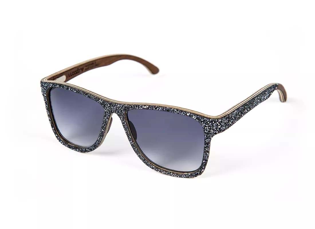 WooDone e gli occhiali con i glitter