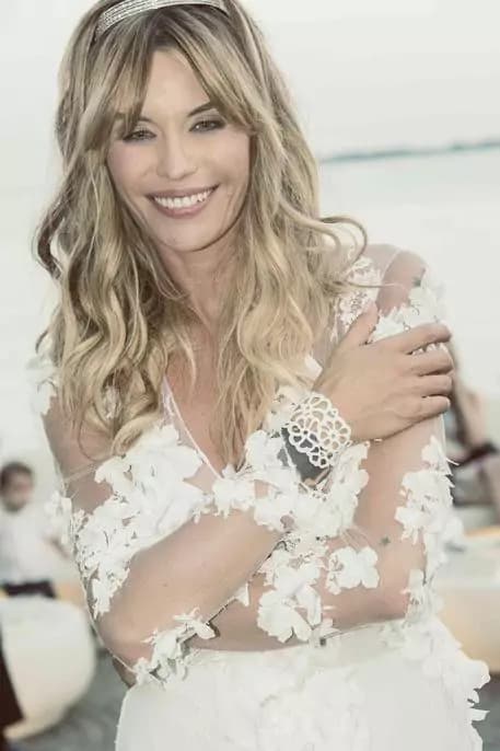 Elenoire Casalegno indossa il bracciale Tatù di “Niente Paura” il giorno del suo matrimonio