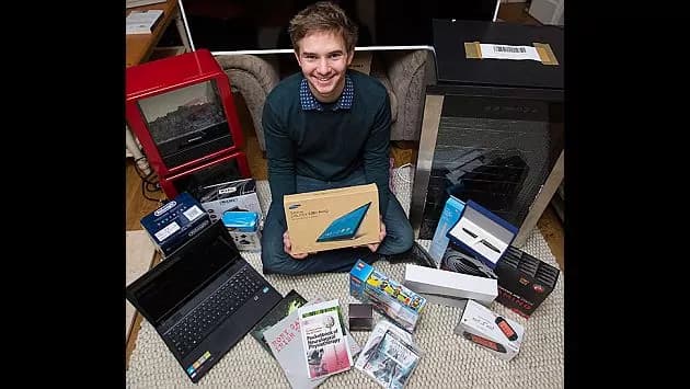 Amazon manda per sbaglio 4500 euro di merce ad uno studente e gliela regala