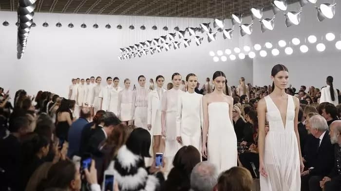 Valentino punta tutto sul bianco per la sfilata di New York [FOTO]