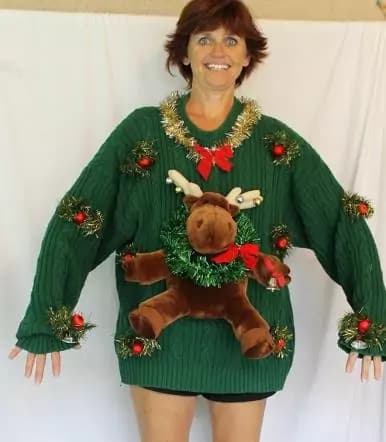 Peluche e paillettes per un maglione di Natale davvero bizzarro [FOTO]