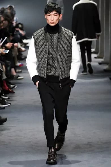 Neil Barrett presenta il cappotto “ibrido” [FOTO]