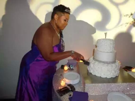 Donna texana si sposa con sè stessa [FOTO]
