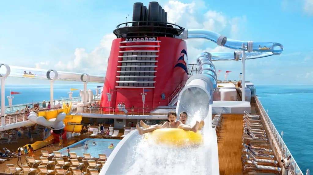 AquaDuck: lo scivolo trasparente sulle navi da crociera [VIDEO]
