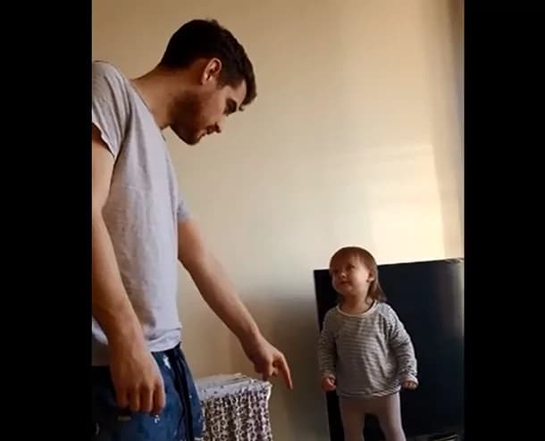 Ha 15 mesi e risponde al padre: “Non puoi dirmi quello che devo fare” [VIDEO]