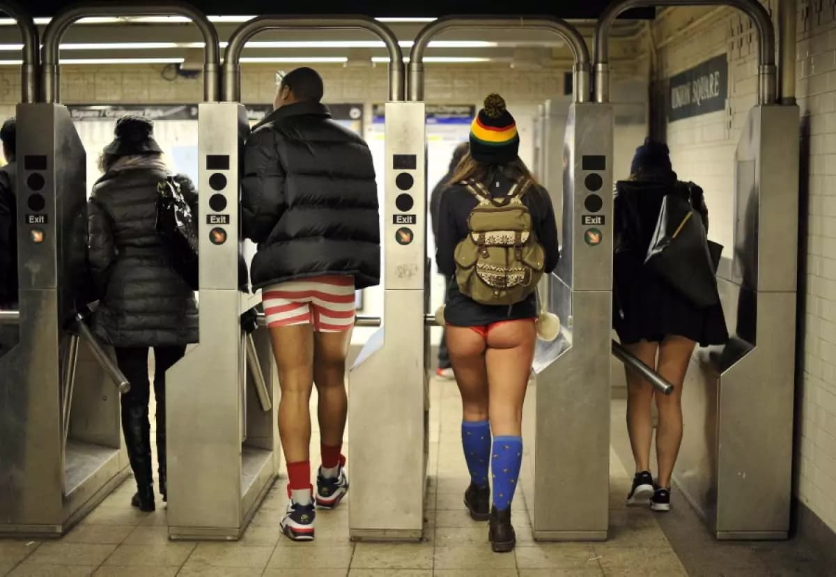 No pants day: tutti in metro in mutande [FOTO]