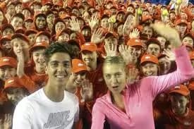 Selfie-mania: la Sharapova si immortala insieme ai “ball boys”