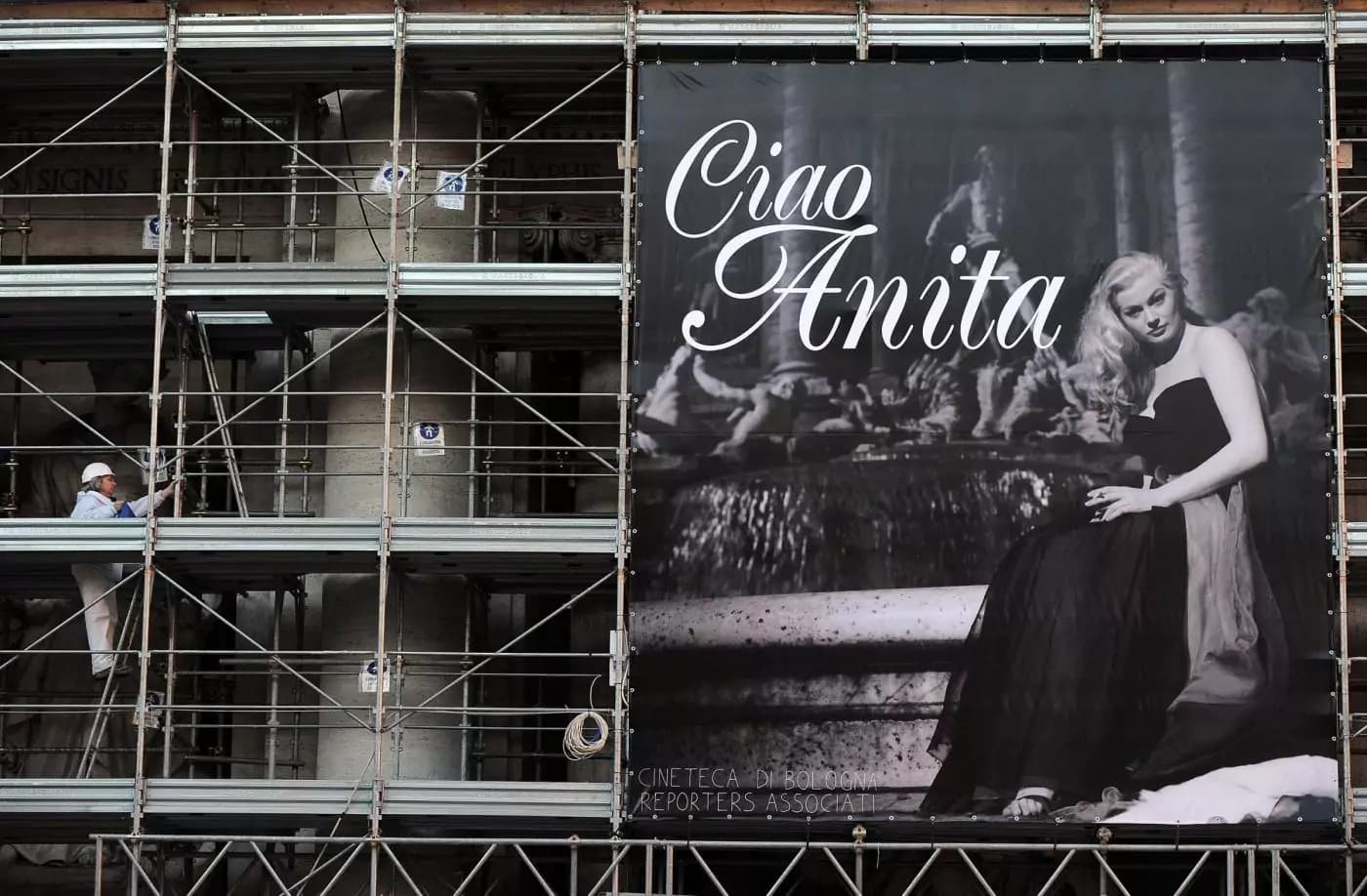 Roma saluta Anita Ekberg con una gigantografia a Fontana di Trevi