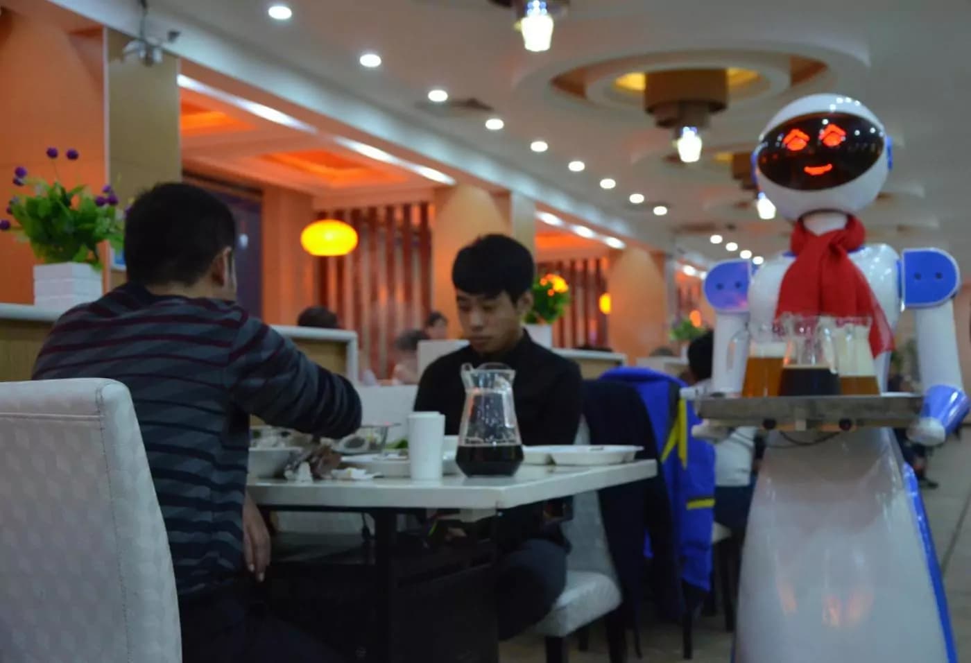 Presentati a Liaocheng i nuovissimi robot camerieri [FOTO]