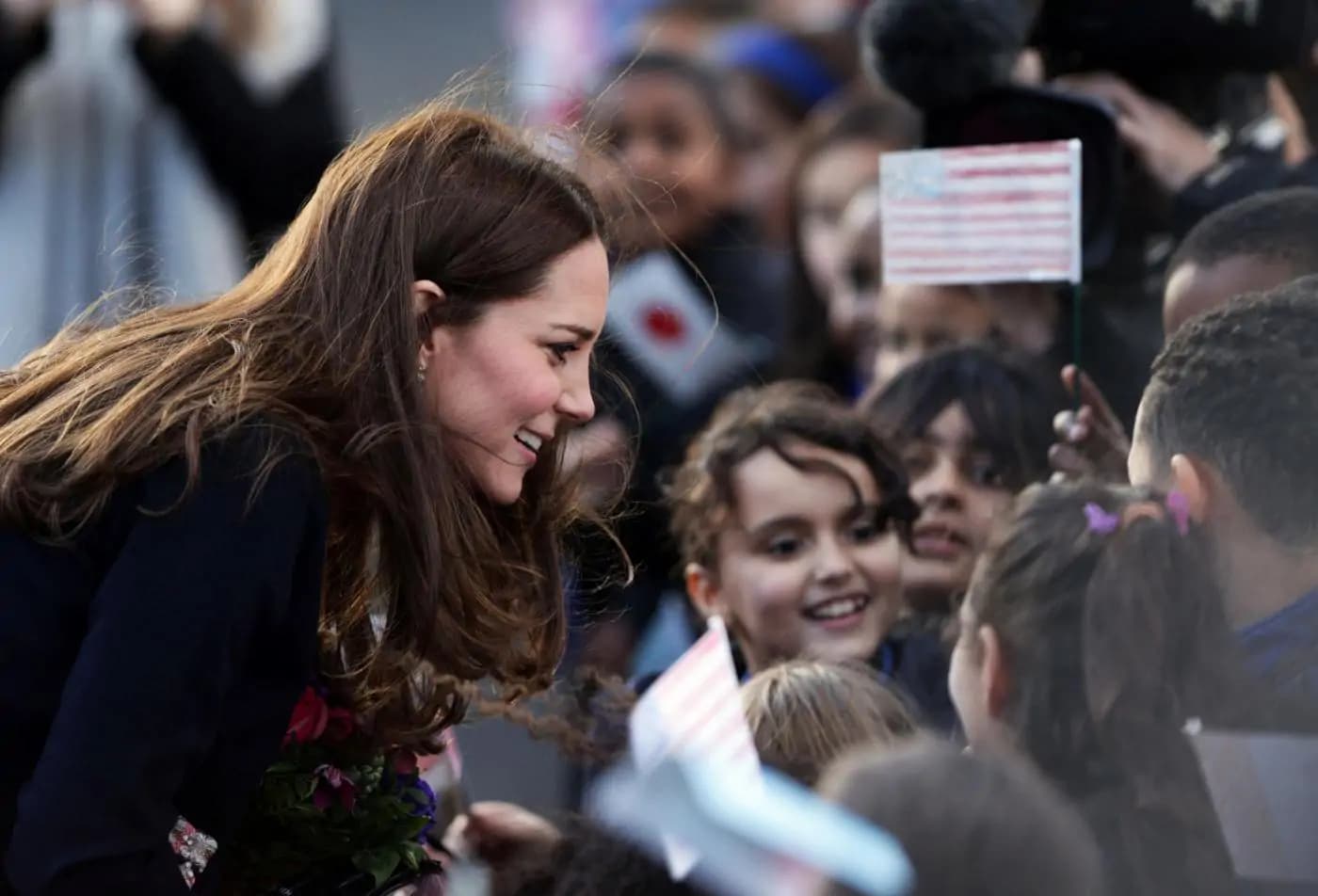 Kate Middleton incontra i bambini della Barly Primary School [FOTO]