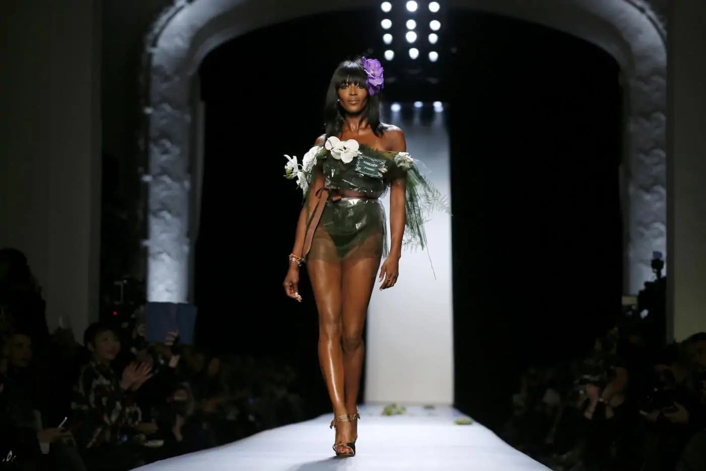 Naomi Campbell chiude la sfilata di Jean Paul Gaultier [FOTO]