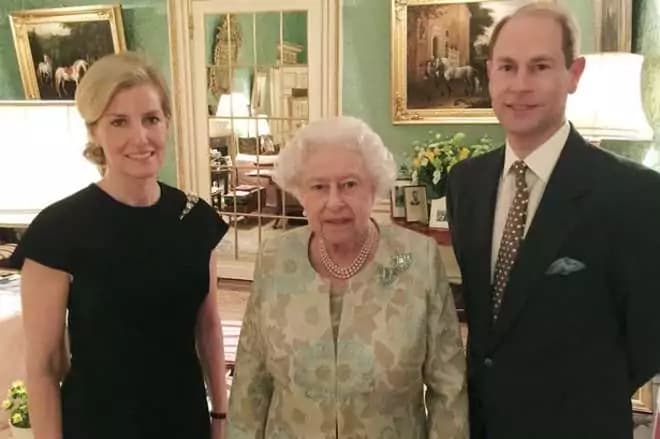 La Regina Elisabetta debutta su Facebook
