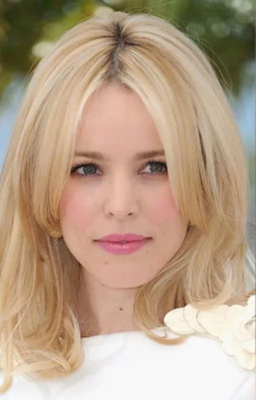 Frangia Gringe, l’ultima tendenza per i capelli: fra le Stars è già gettonatissima [FOTO]