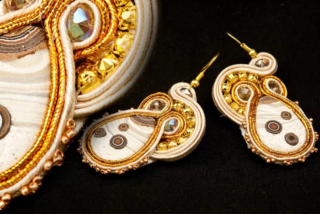 ‘Pizzi e Perle’, gioielli fatti a mano con la tecnica del Soutache