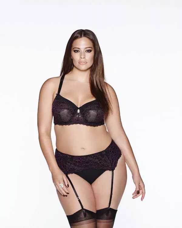Ashley Graham, la modella curvy in bikini: inizio del declino della moda taglia 38? [VIDEO]