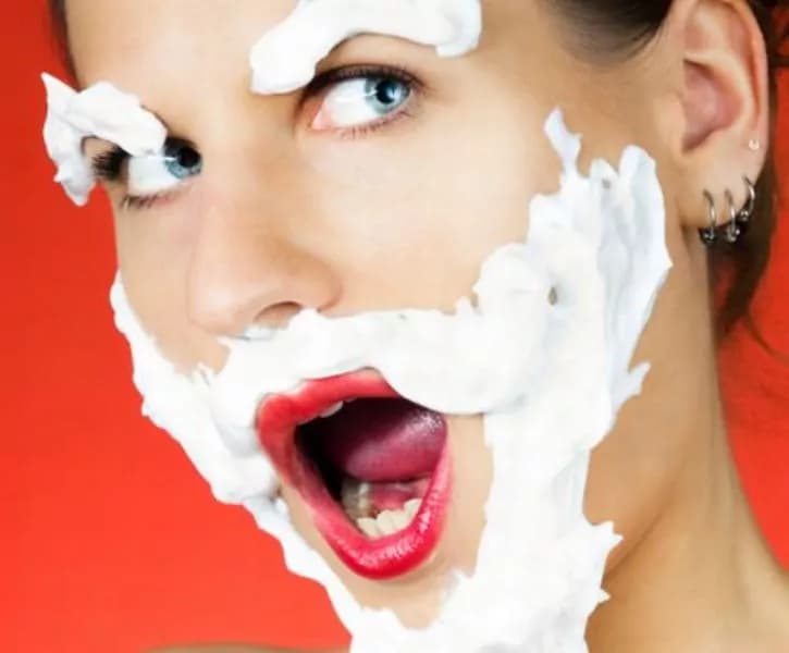 Donne, farsi la barba fa bene alla pelle: verità o bufala?