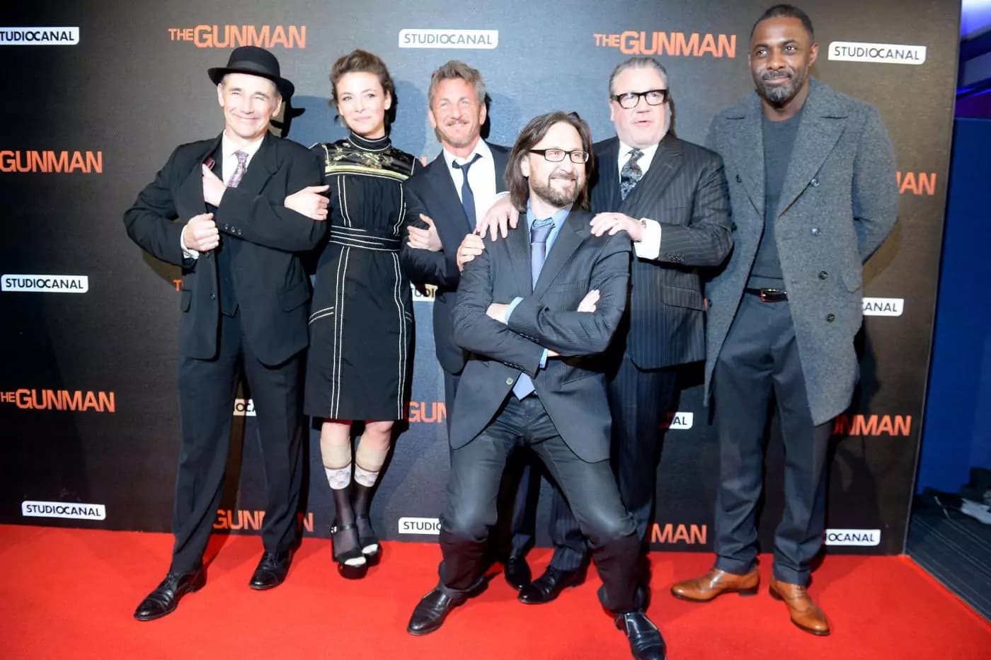 Anteprima mondiale di “The Gunman” con Sean Penn: sul red carpet gli attori non brillano certo per il loro look [FOTO GALLERY]