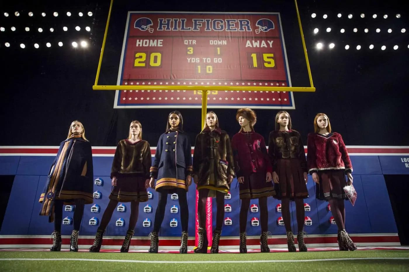 New York Fashion Week: Hilfiger sfila nello stadio di football [FOTO]