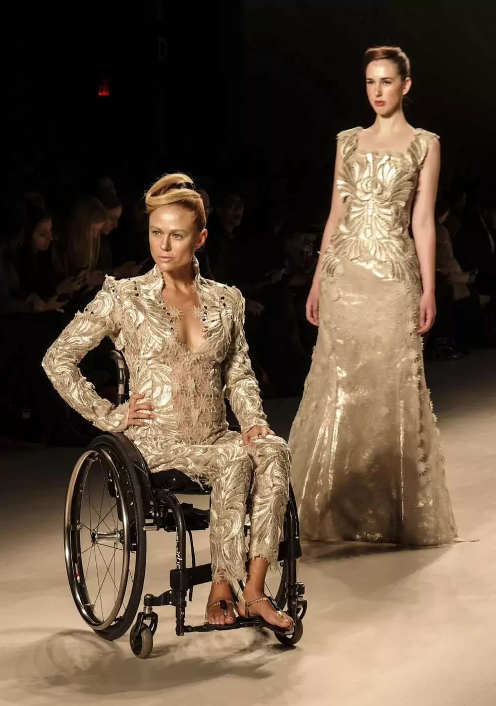 Modelle in carrozzina alla Fashion Week di New York: la scelta coraggiosa degli stilisti [GALLERY]