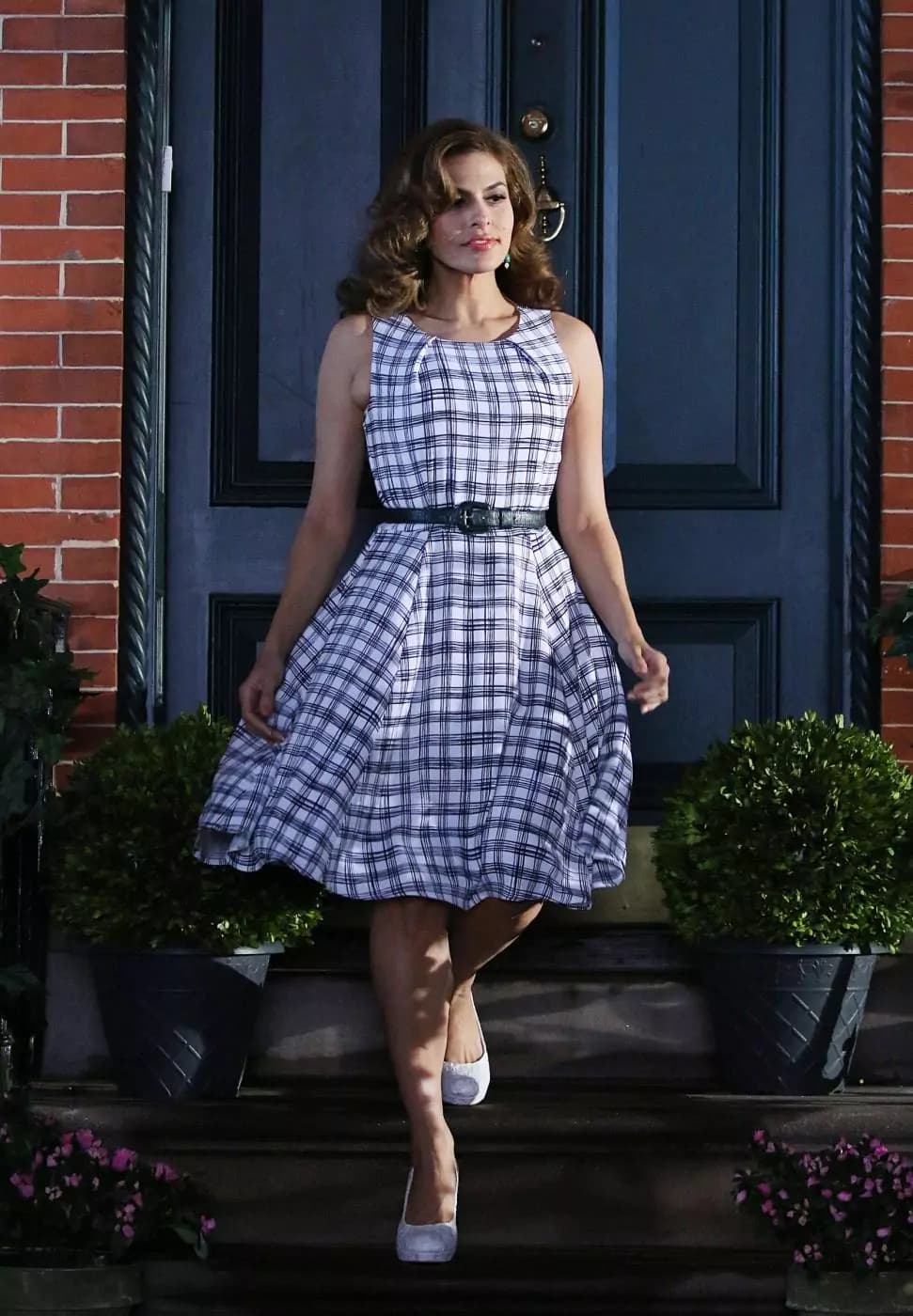 Eva Mendes in stile anni 50′: scatti rubati dal set della nuova campagna pubblicitaria
